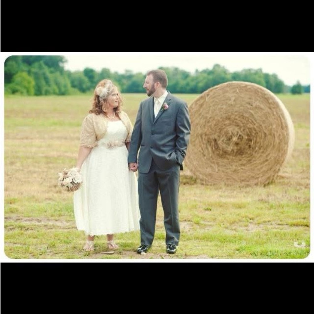 Ivory Lace Wedding Dress
Golden jacket in pictures not listed, but can add it.